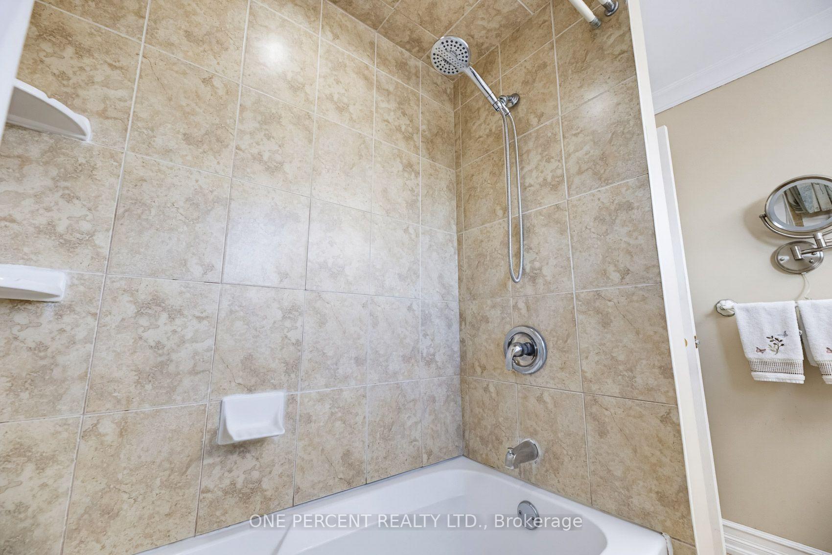 Photo 18 of 51 Courtleigh Square, Brampton, Heart Lake East — HOMEH