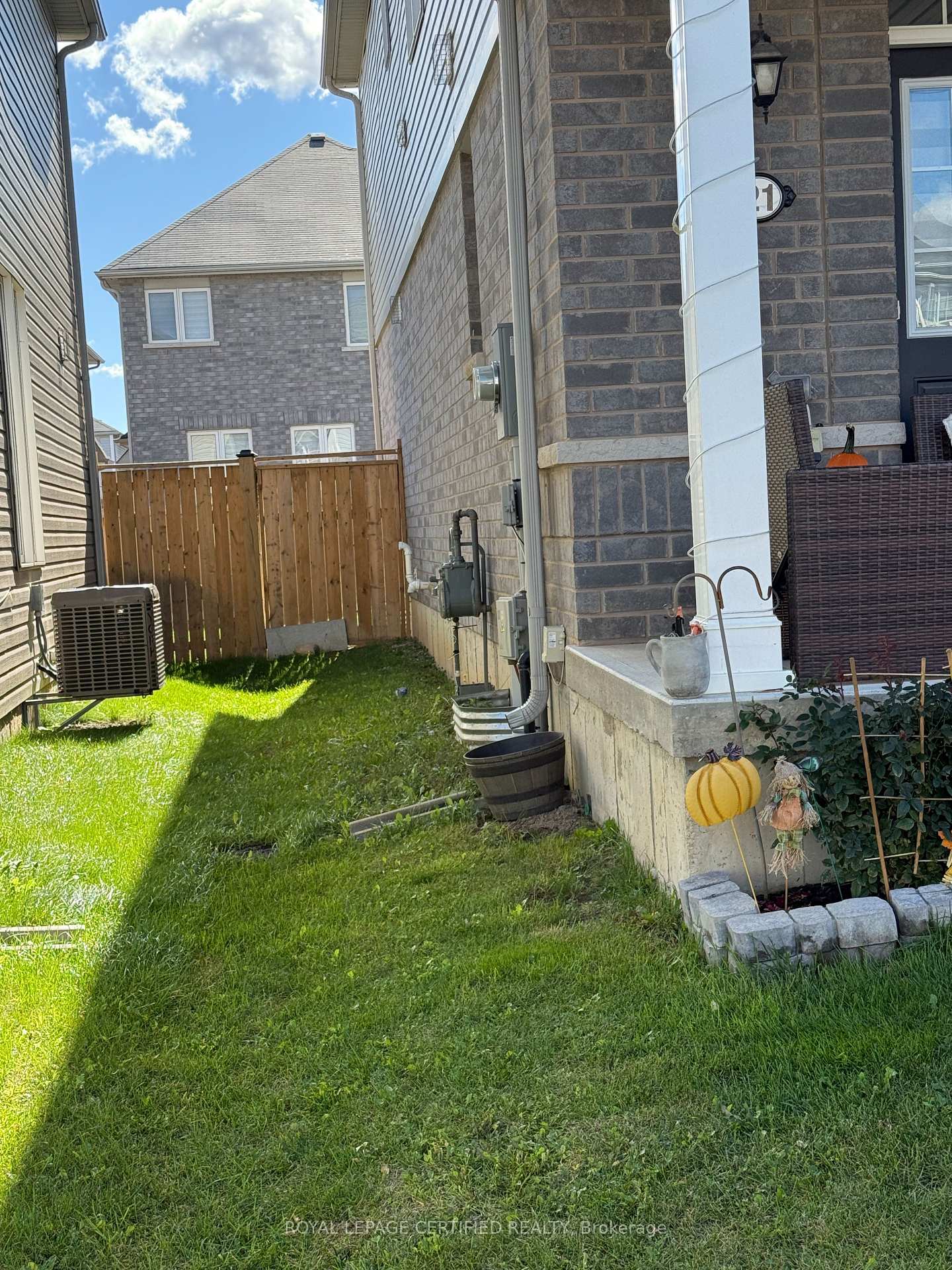 Photo 22 of 21 Munro Circle, Brantford, Empire South — HOMEH
