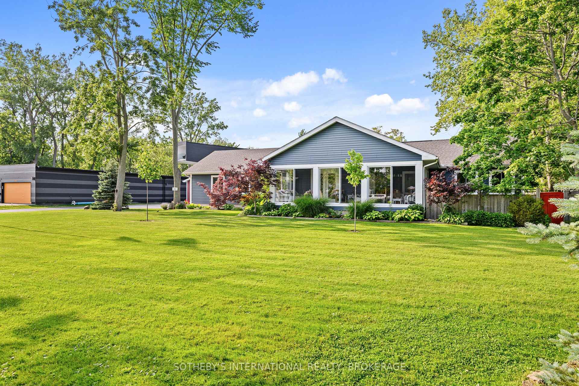 Photo 2 of 880 Edgemere Road, Fort Erie, Crescent Park — HOMEH