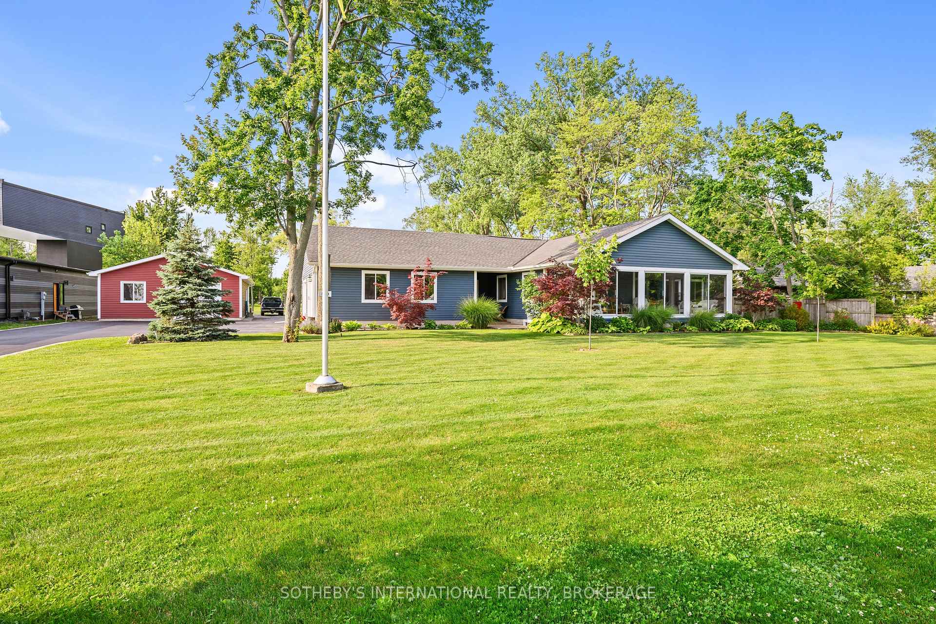 Photo 3 of 880 Edgemere Road, Fort Erie, Crescent Park — HOMEH