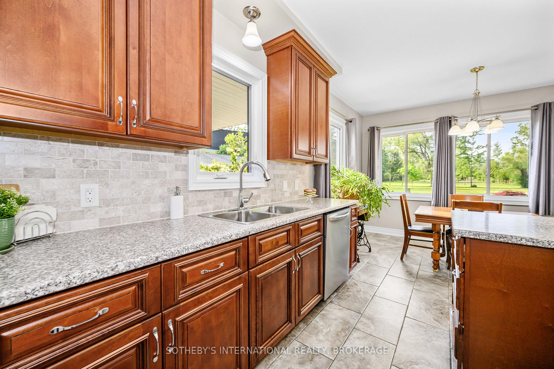 Photo 12 of 880 Edgemere Road, Fort Erie, Crescent Park — HOMEH