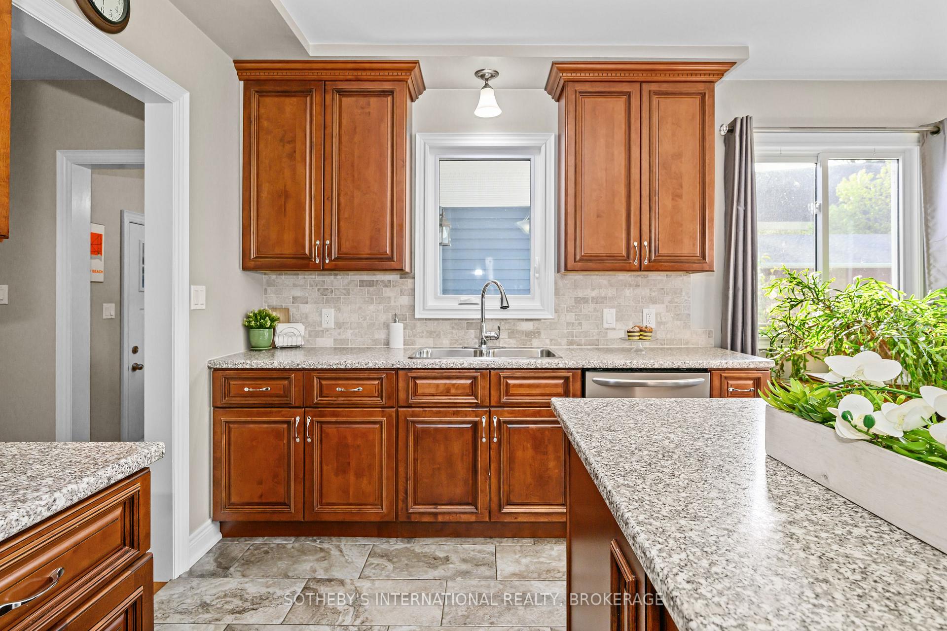 Photo 13 of 880 Edgemere Road, Fort Erie, Crescent Park — HOMEH