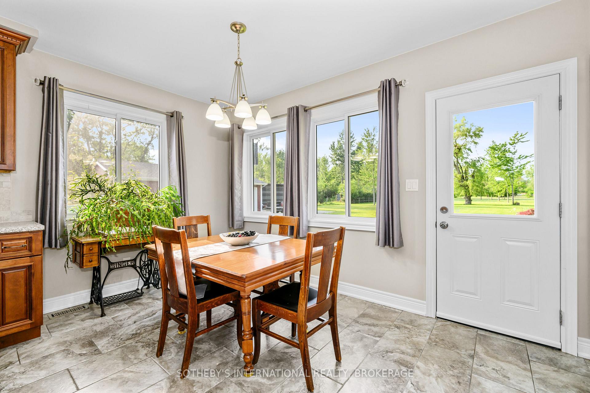 Photo 16 of 880 Edgemere Road, Fort Erie, Crescent Park — HOMEH