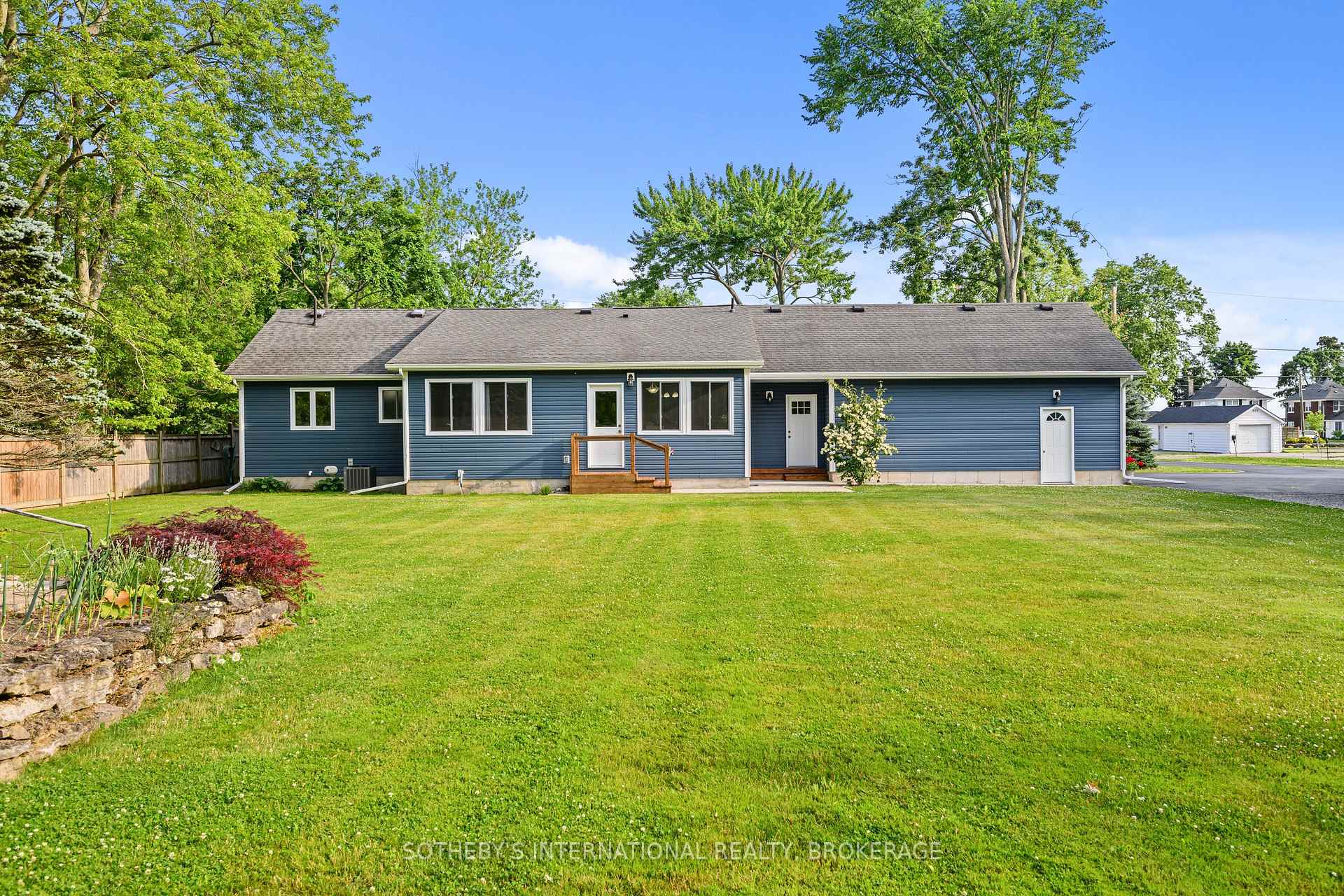 Photo 35 of 880 Edgemere Road, Fort Erie, Crescent Park — HOMEH