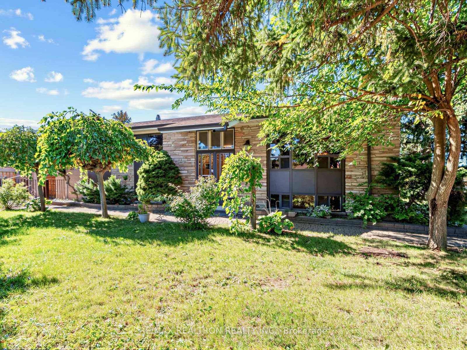 Photo 2 of 91 Spenvalley Drive, North York, Glenfield-Jane Heights — HOMEH