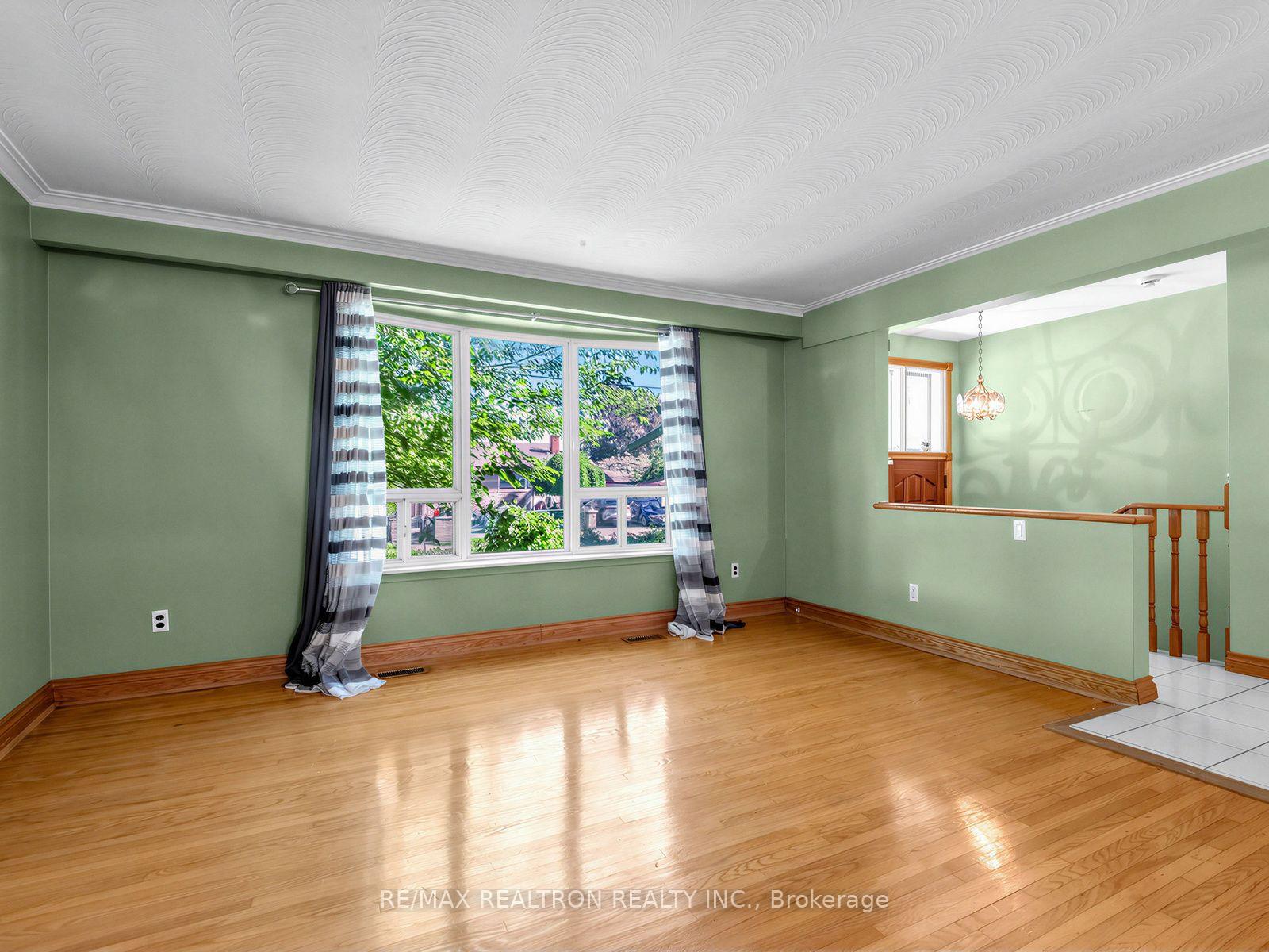 Photo 5 of 91 Spenvalley Drive, North York, Glenfield-Jane Heights — HOMEH