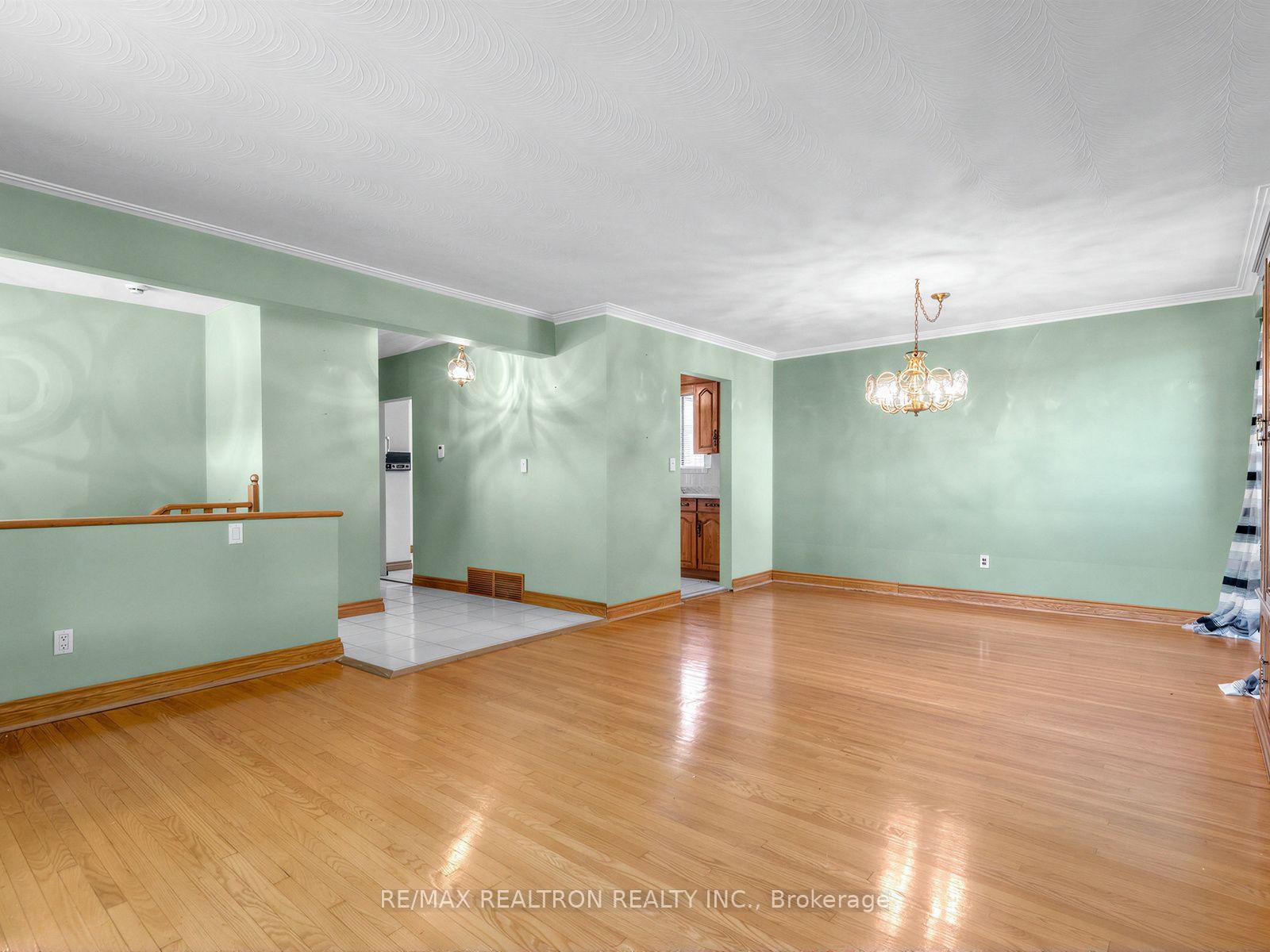Photo 6 of 91 Spenvalley Drive, North York, Glenfield-Jane Heights — HOMEH
