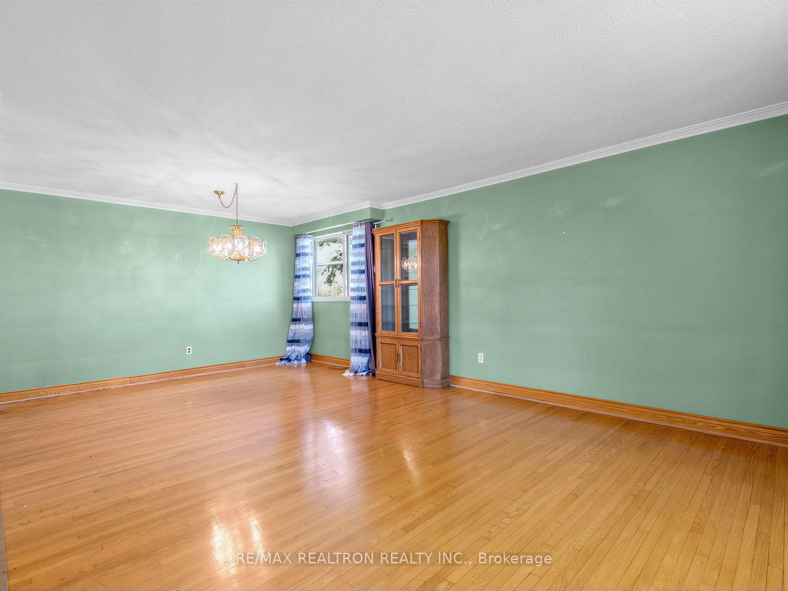 Photo 7 of 91 Spenvalley Drive, North York, Glenfield-Jane Heights — HOMEH