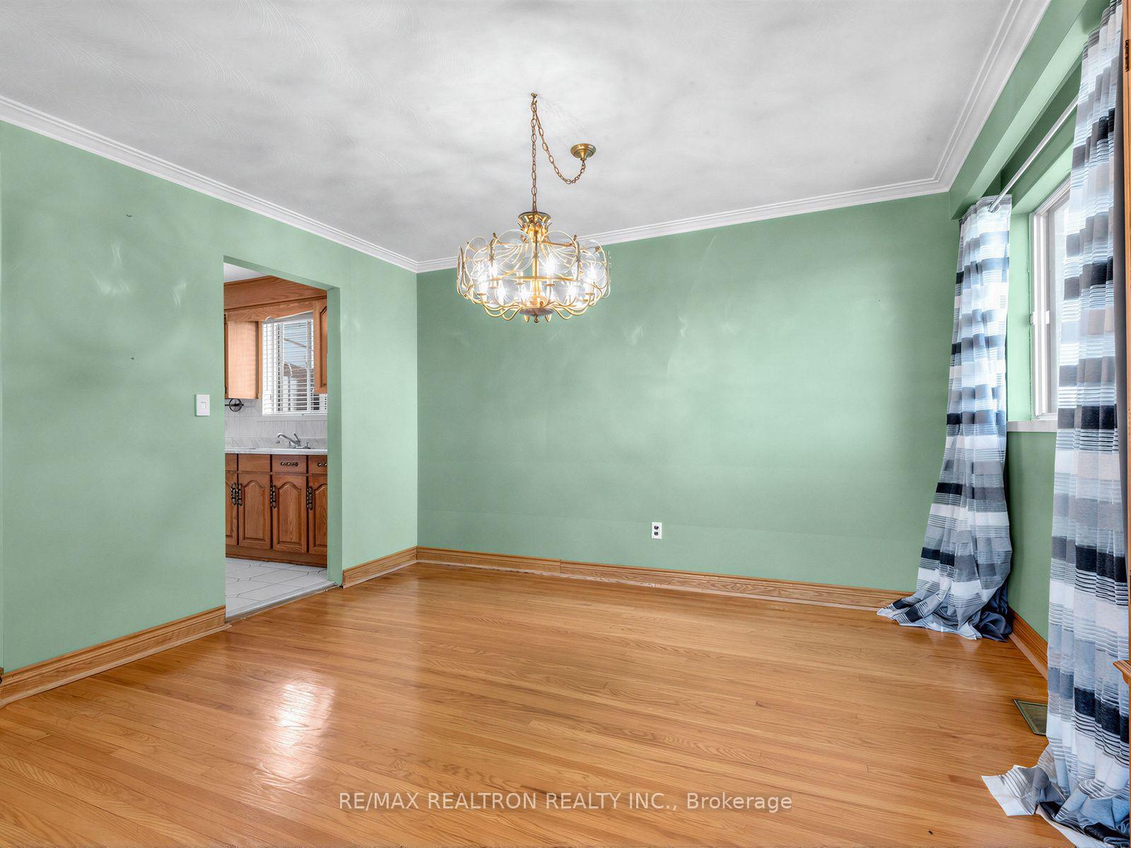 Photo 9 of 91 Spenvalley Drive, North York, Glenfield-Jane Heights — HOMEH