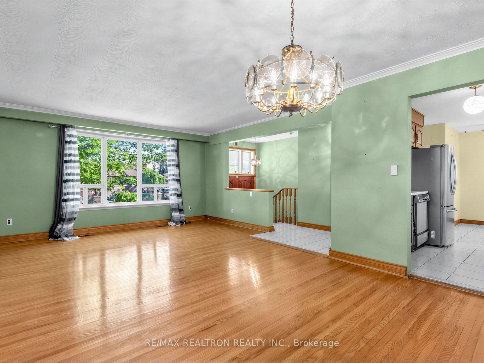 Photo 10 of 91 Spenvalley Drive, North York, Glenfield-Jane Heights — HOMEH