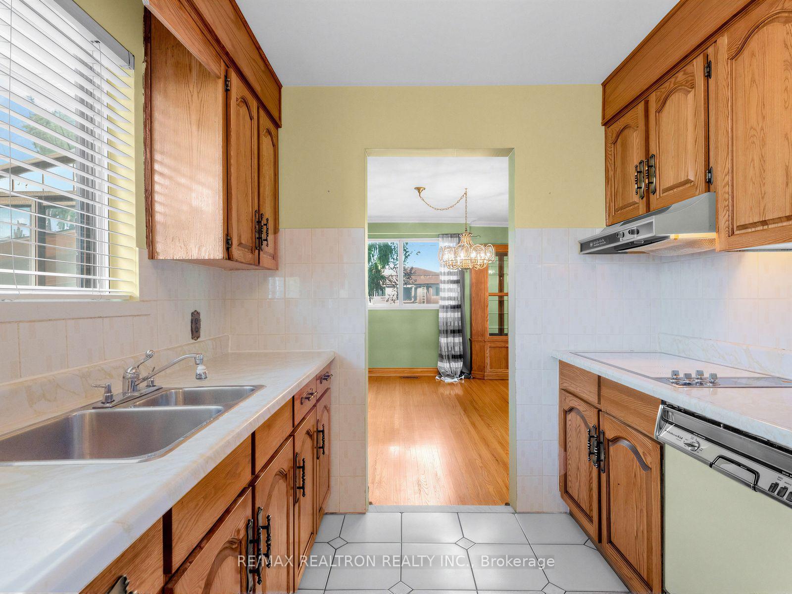 Photo 12 of 91 Spenvalley Drive, North York, Glenfield-Jane Heights — HOMEH