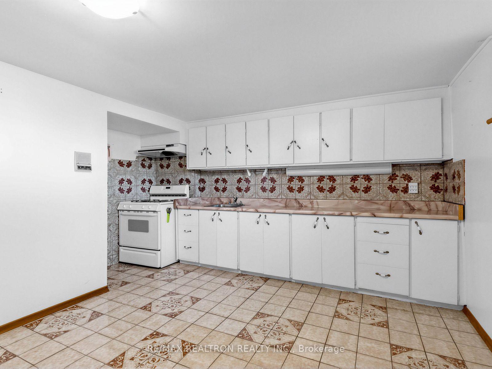 Photo 25 of 91 Spenvalley Drive, North York, Glenfield-Jane Heights — HOMEH