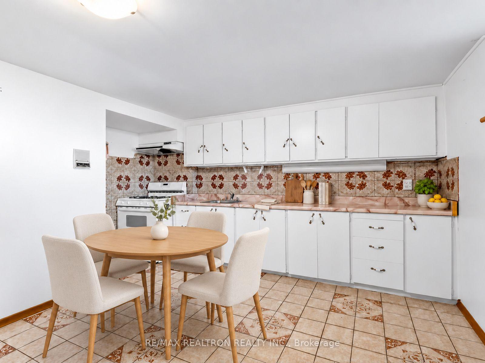 Photo 44 of 91 Spenvalley Drive, North York, Glenfield-Jane Heights — HOMEH