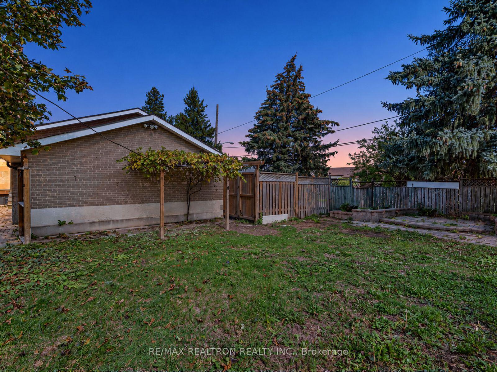 Photo 48 of 91 Spenvalley Drive, North York, Glenfield-Jane Heights — HOMEH