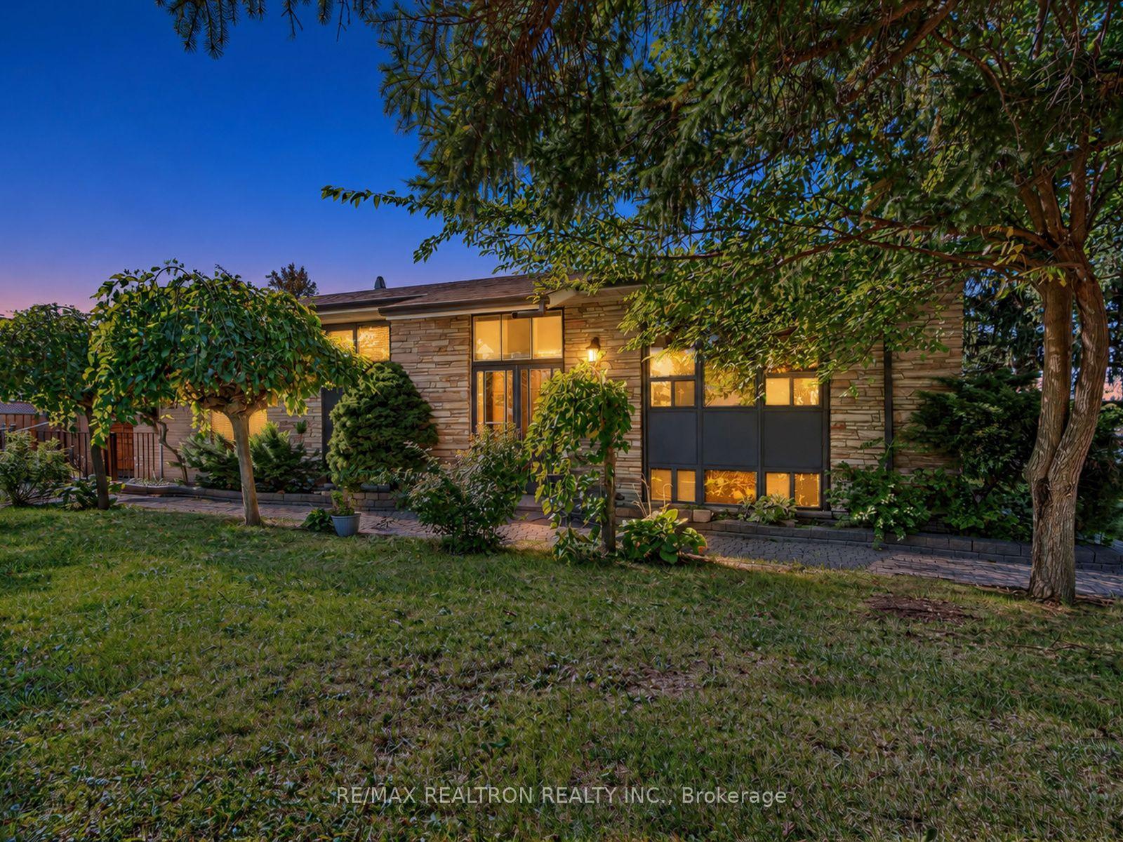 Photo 49 of 91 Spenvalley Drive, North York, Glenfield-Jane Heights — HOMEH