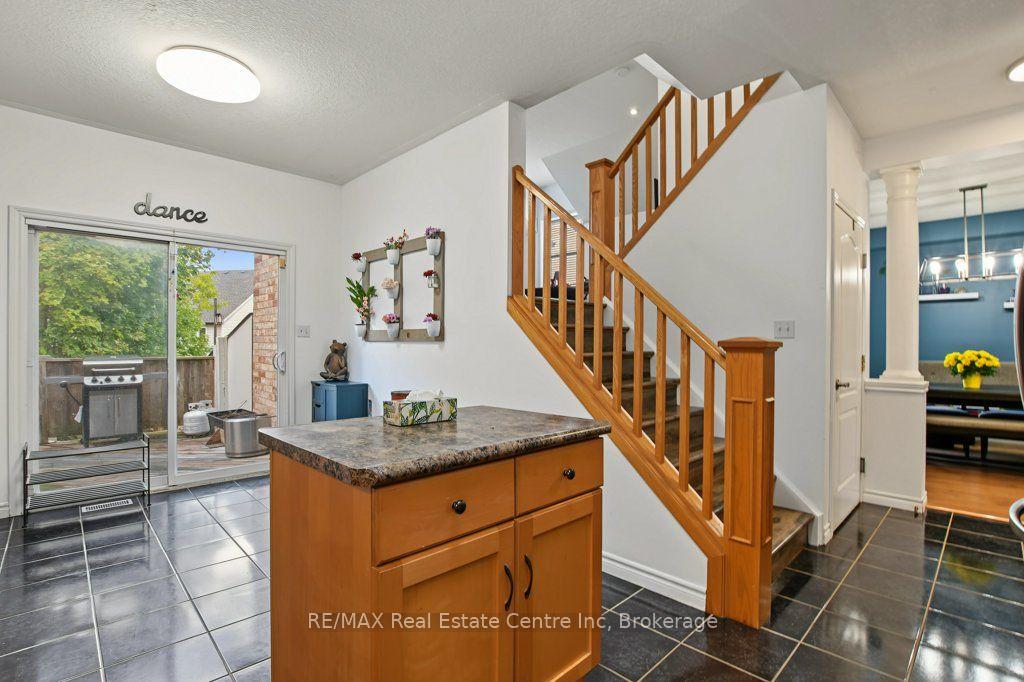 Photo 8 of 978 Edinburgh Road S, Guelph, Kortright West — HOMEH