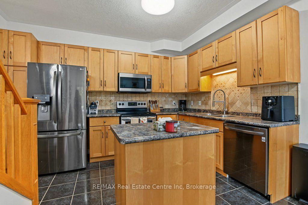 Photo 10 of 978 Edinburgh Road S, Guelph, Kortright West — HOMEH