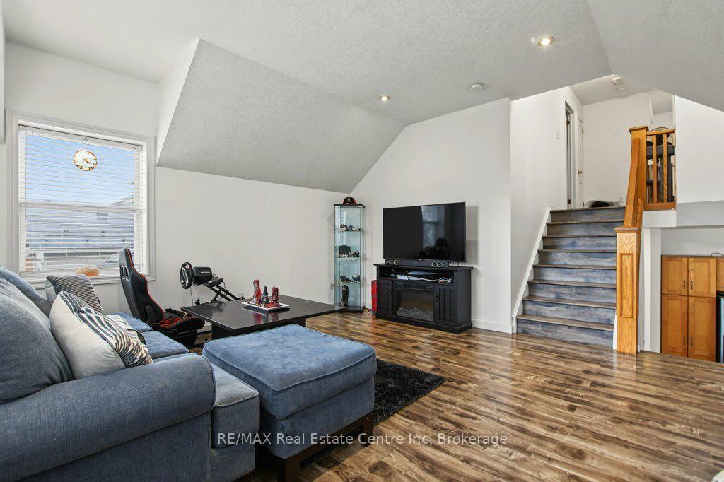 Photo 14 of 978 Edinburgh Road S, Guelph, Kortright West — HOMEH