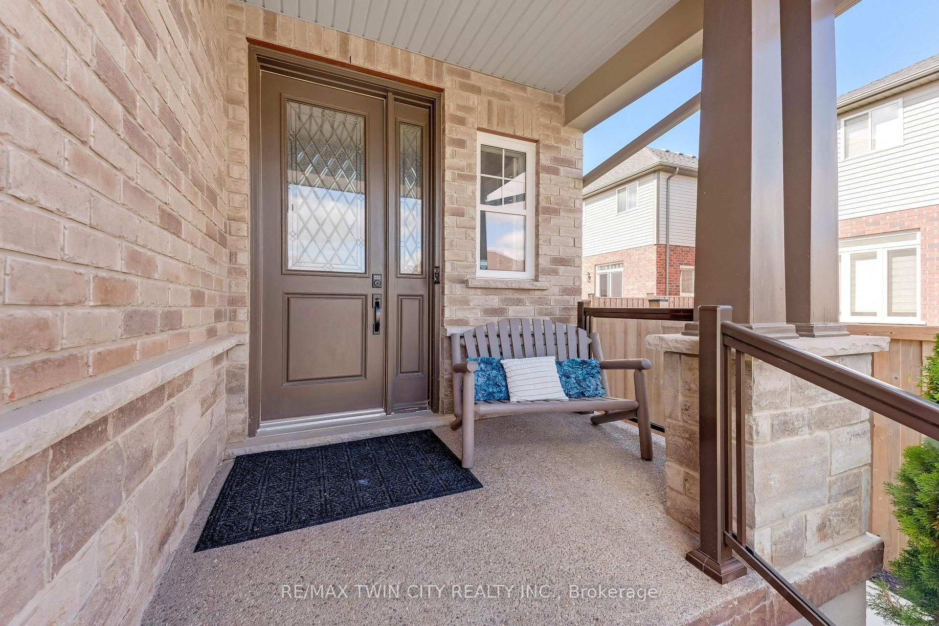 Photo 3 of 18 Crossbridge Avenue, Kitchener, Idlewood/Lackner Woods — HOMEH