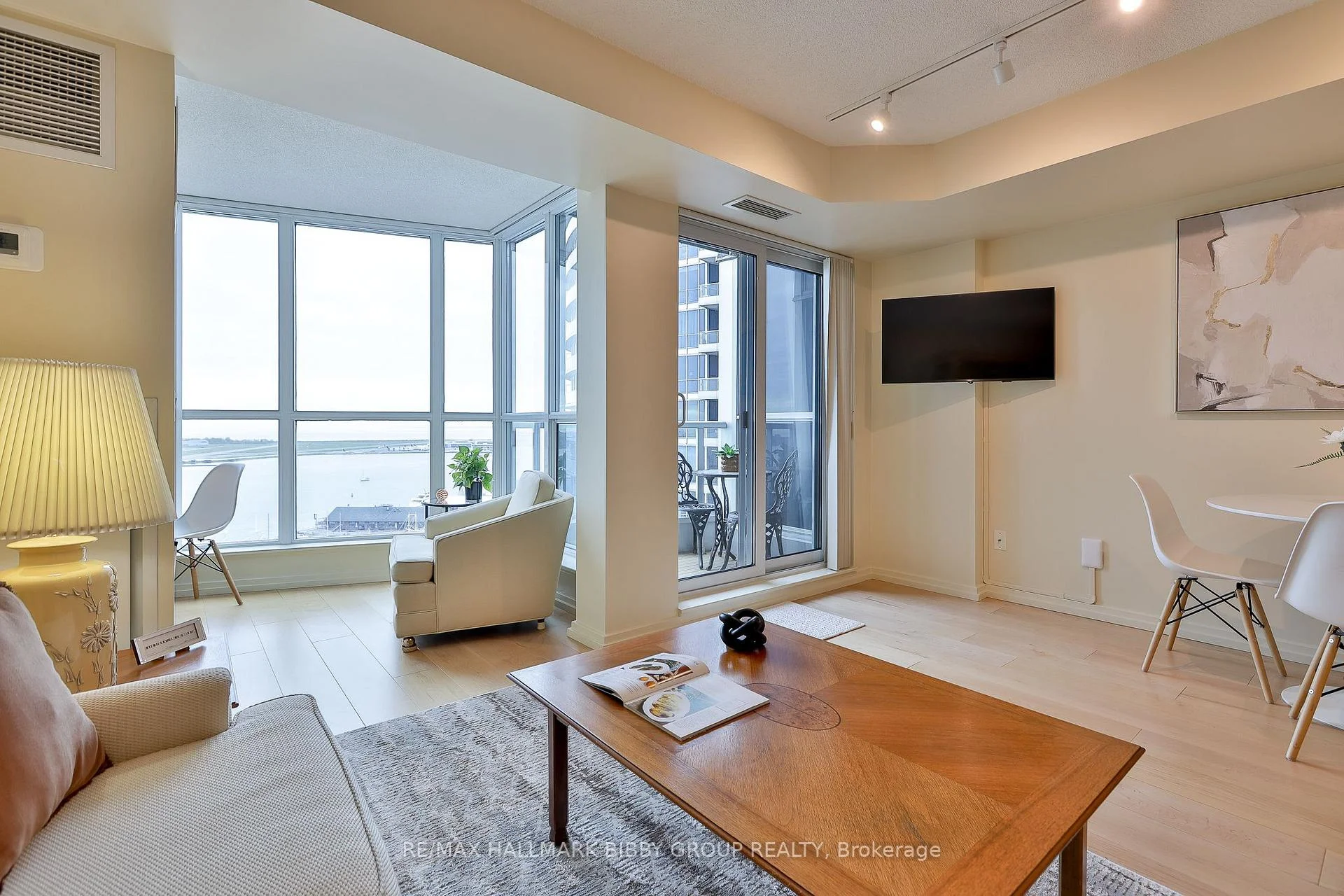 Photo 11 of Unit 1911, 208 Queens Quay W, Toronto, Waterfront Communities — HOMEH