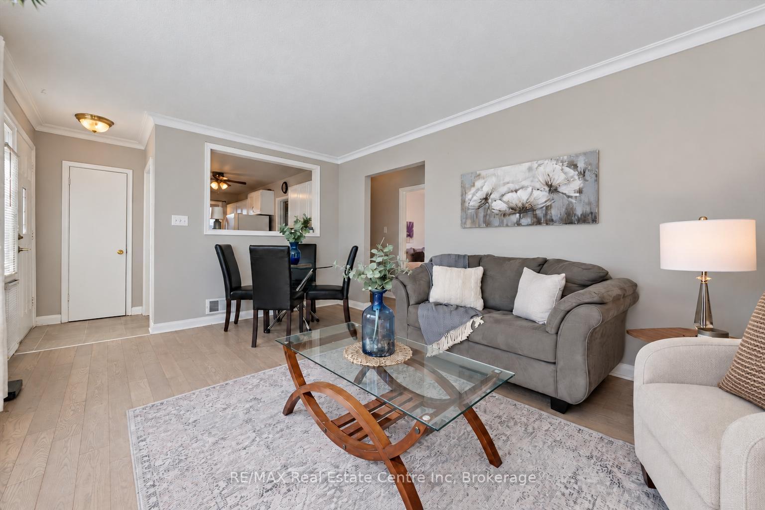 Photo 4 of 41 Prince Charles Street, Halton Hills, Georgetown — HOMEH