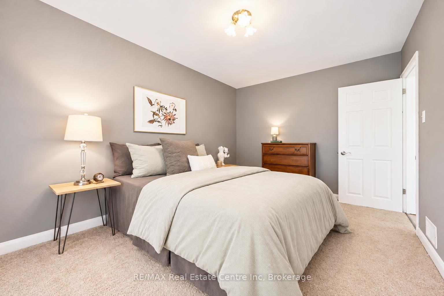 Photo 9 of 41 Prince Charles Street, Halton Hills, Georgetown — HOMEH