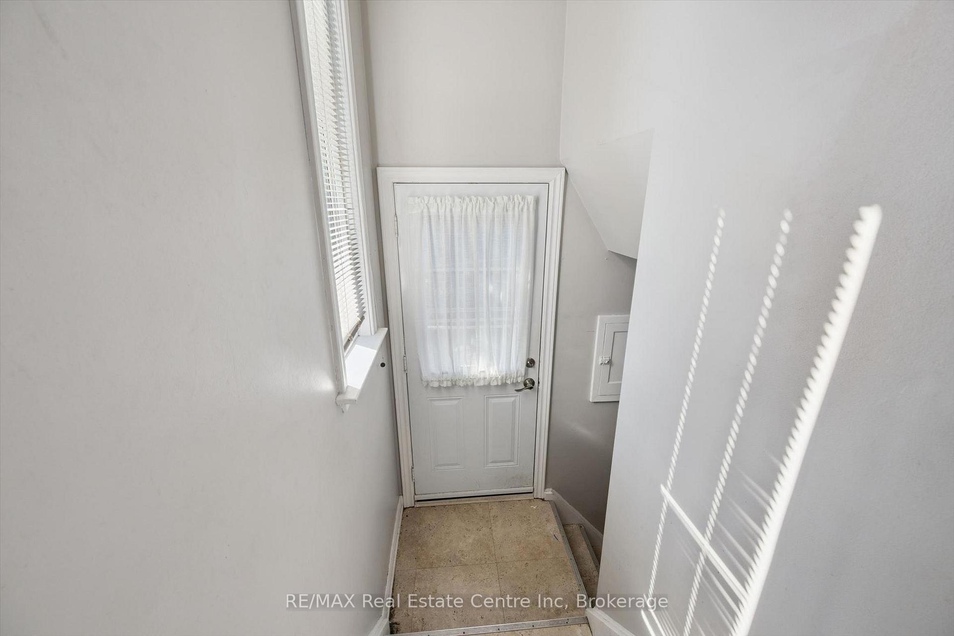 Photo 17 of 41 Prince Charles Street, Halton Hills, Georgetown — HOMEH