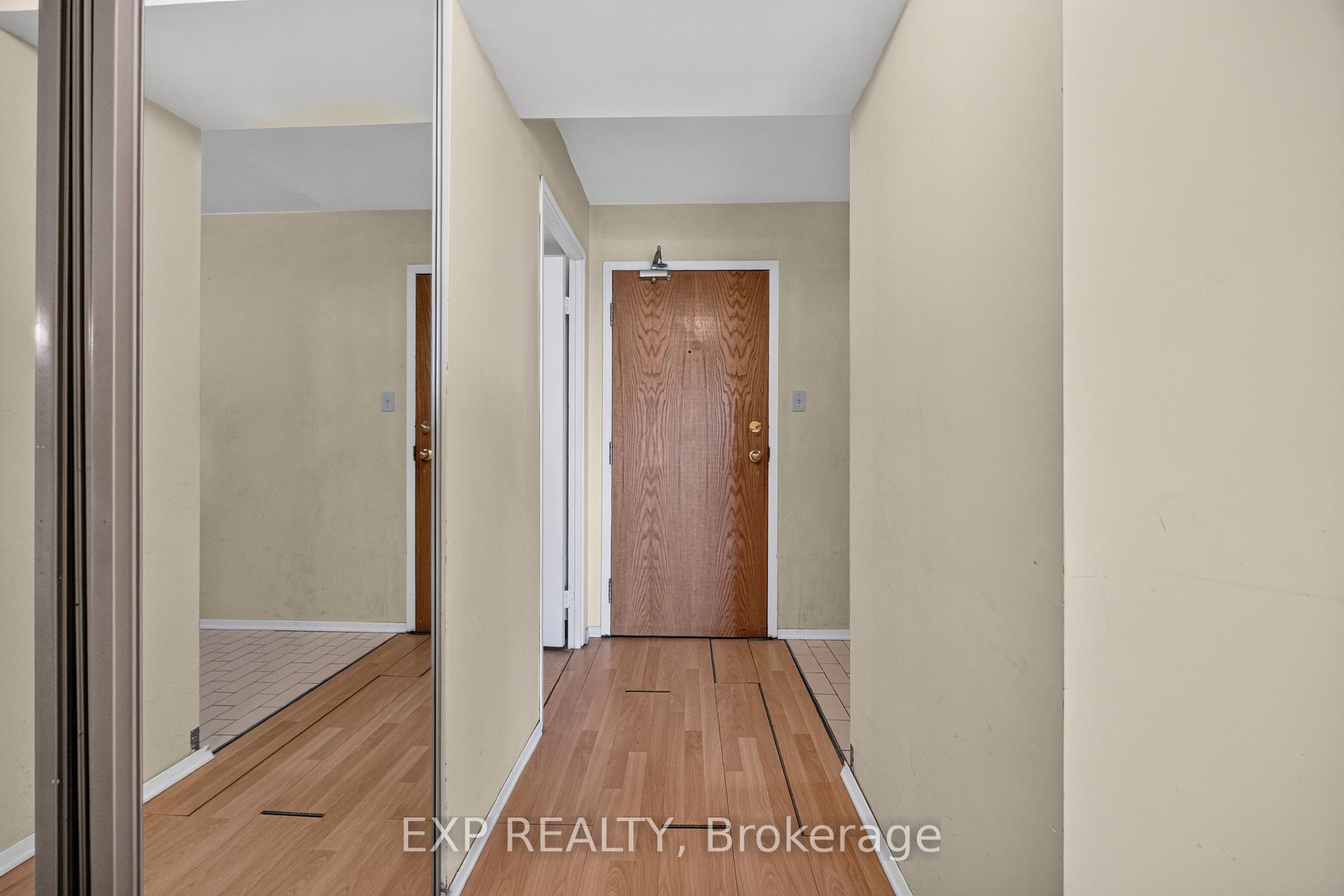 Photo 2 of Unit 716, 326 Major Mackenzie Drive E, Richmond Hill, Crosby — HOMEH