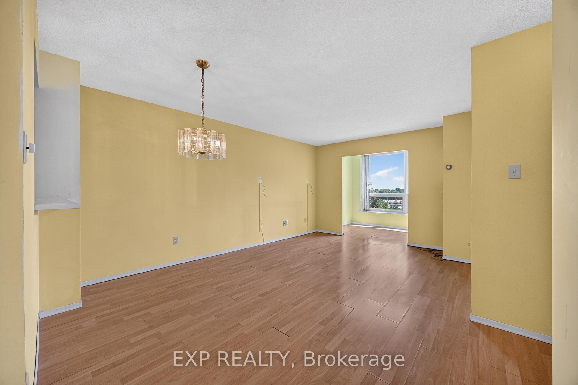 Photo 3 of Unit 716, 326 Major Mackenzie Drive E, Richmond Hill, Crosby — HOMEH