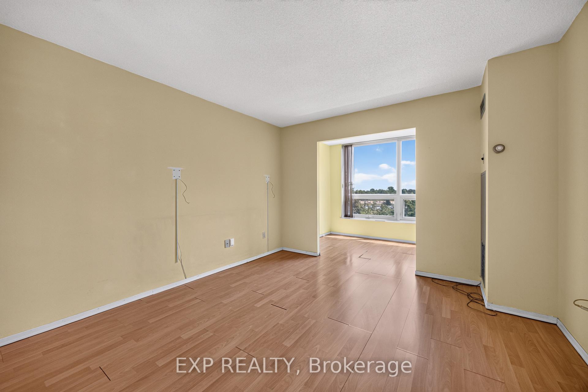 Photo 4 of Unit 716, 326 Major Mackenzie Drive E, Richmond Hill, Crosby — HOMEH