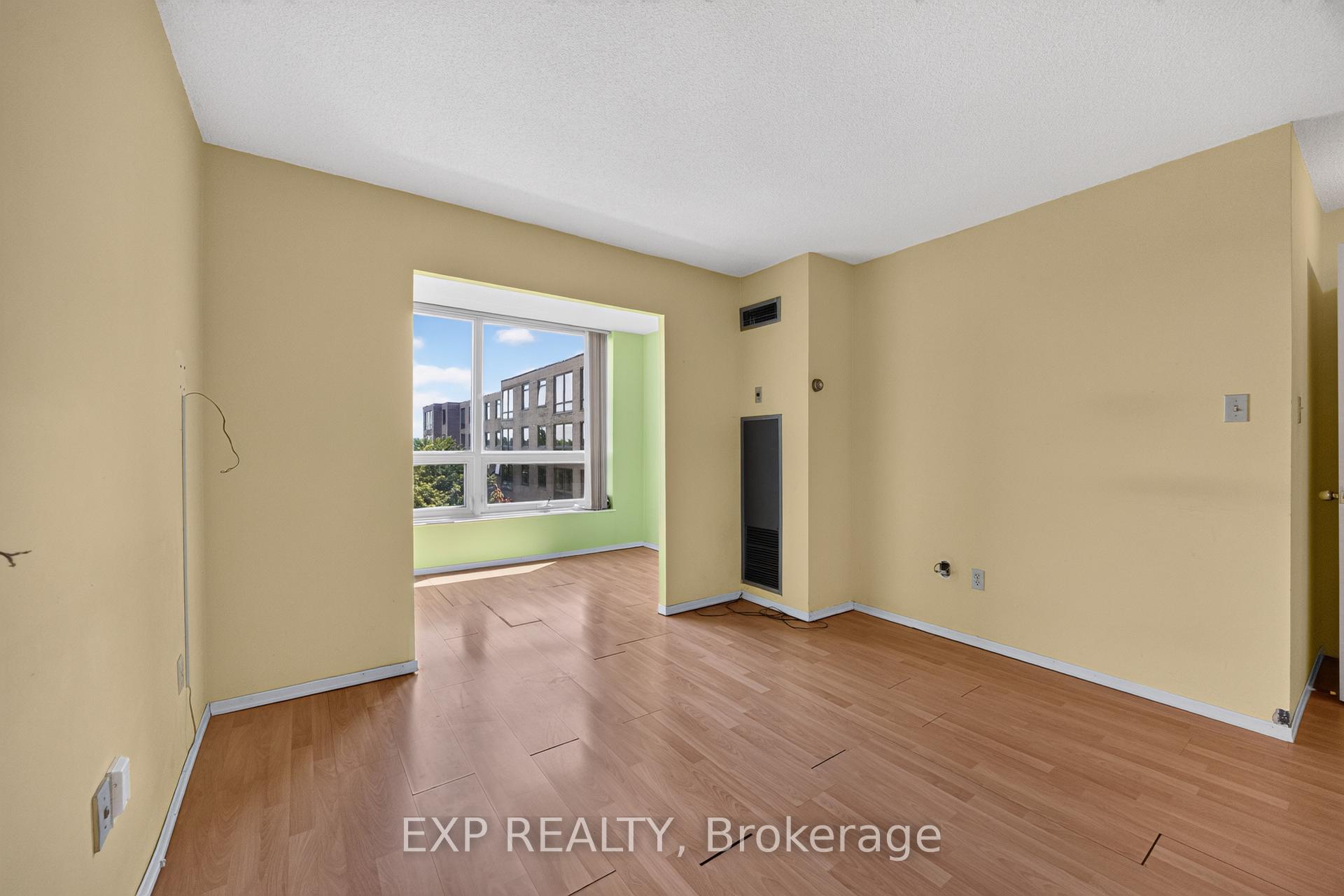 Photo 5 of Unit 716, 326 Major Mackenzie Drive E, Richmond Hill, Crosby — HOMEH