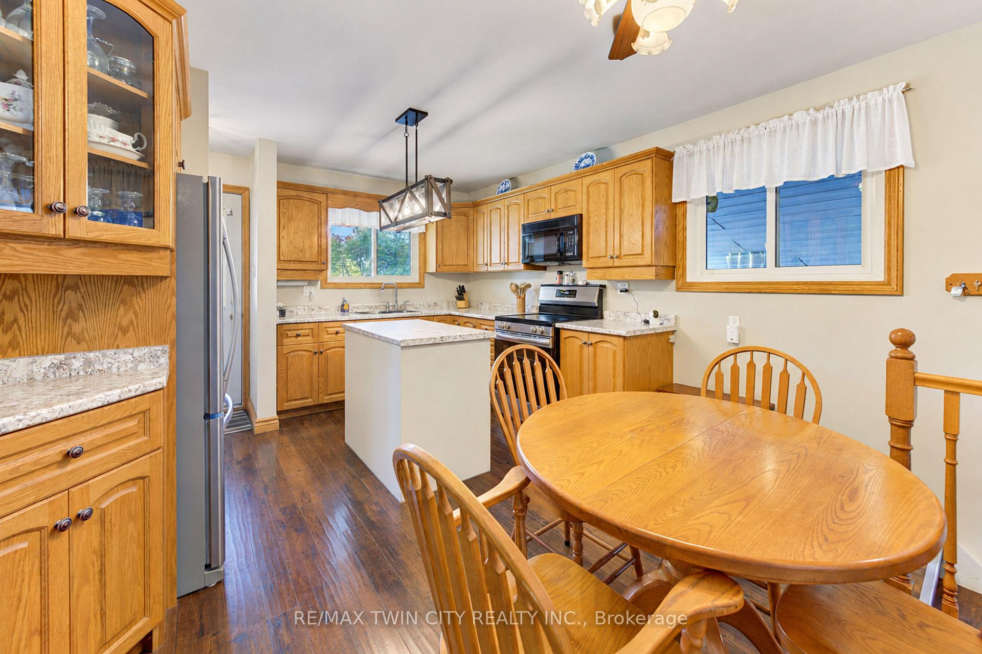 Photo 8 of 73 Belton Drive, Kitchener, Victoria Hills — HOMEH
