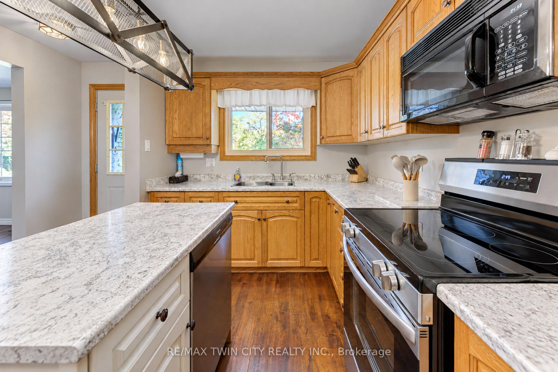 Photo 9 of 73 Belton Drive, Kitchener, Victoria Hills — HOMEH