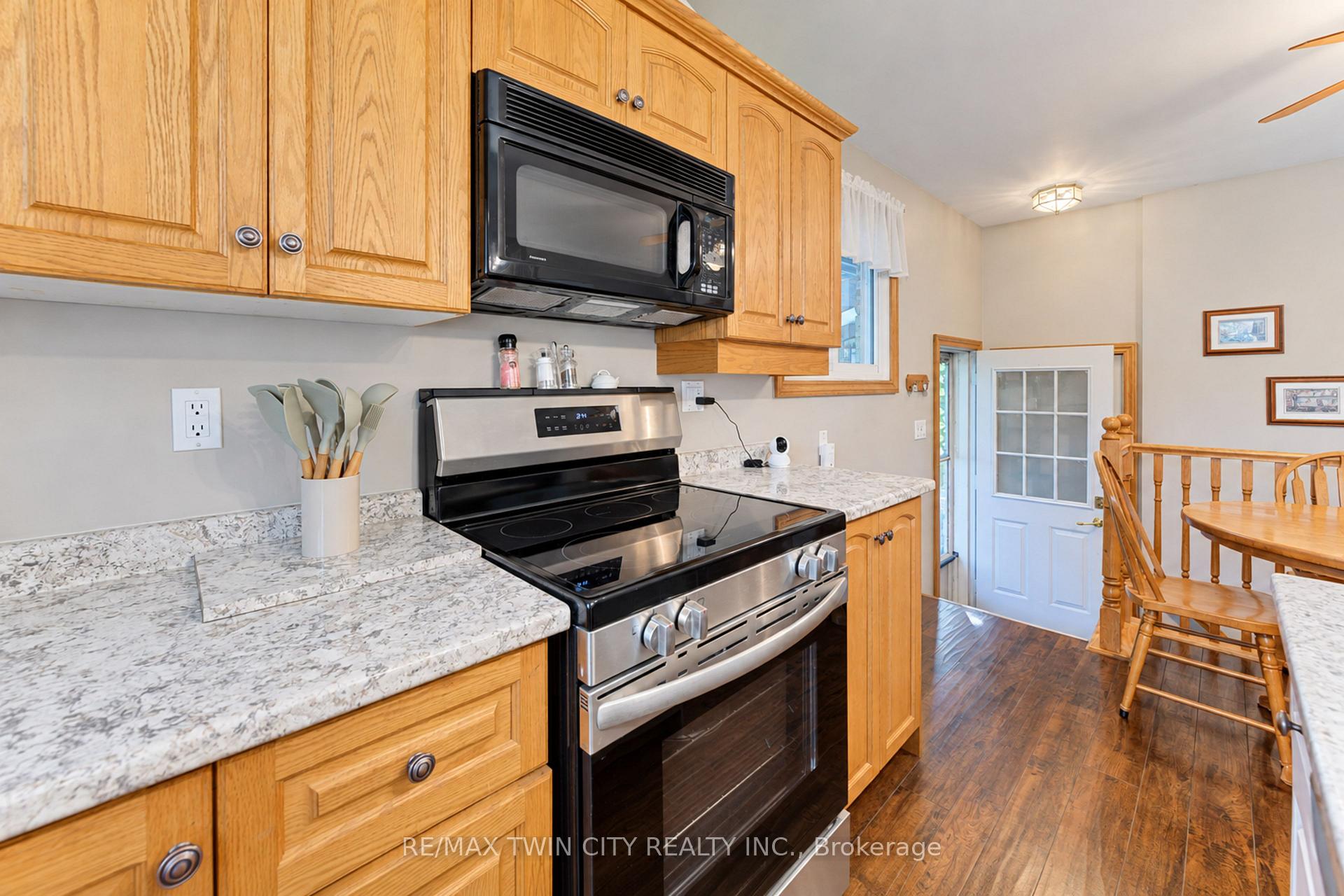 Photo 10 of 73 Belton Drive, Kitchener, Victoria Hills — HOMEH