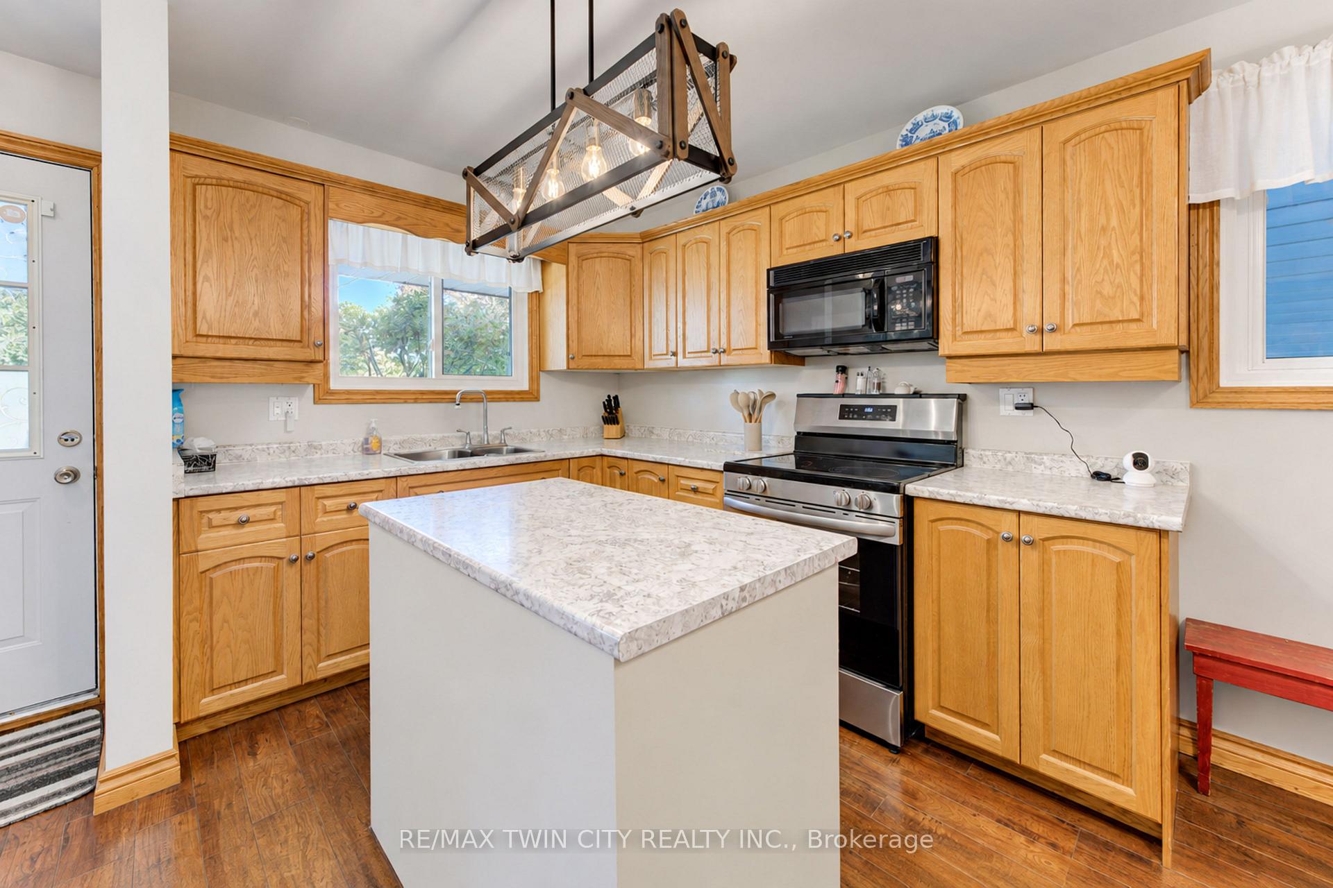 Photo 12 of 73 Belton Drive, Kitchener, Victoria Hills — HOMEH