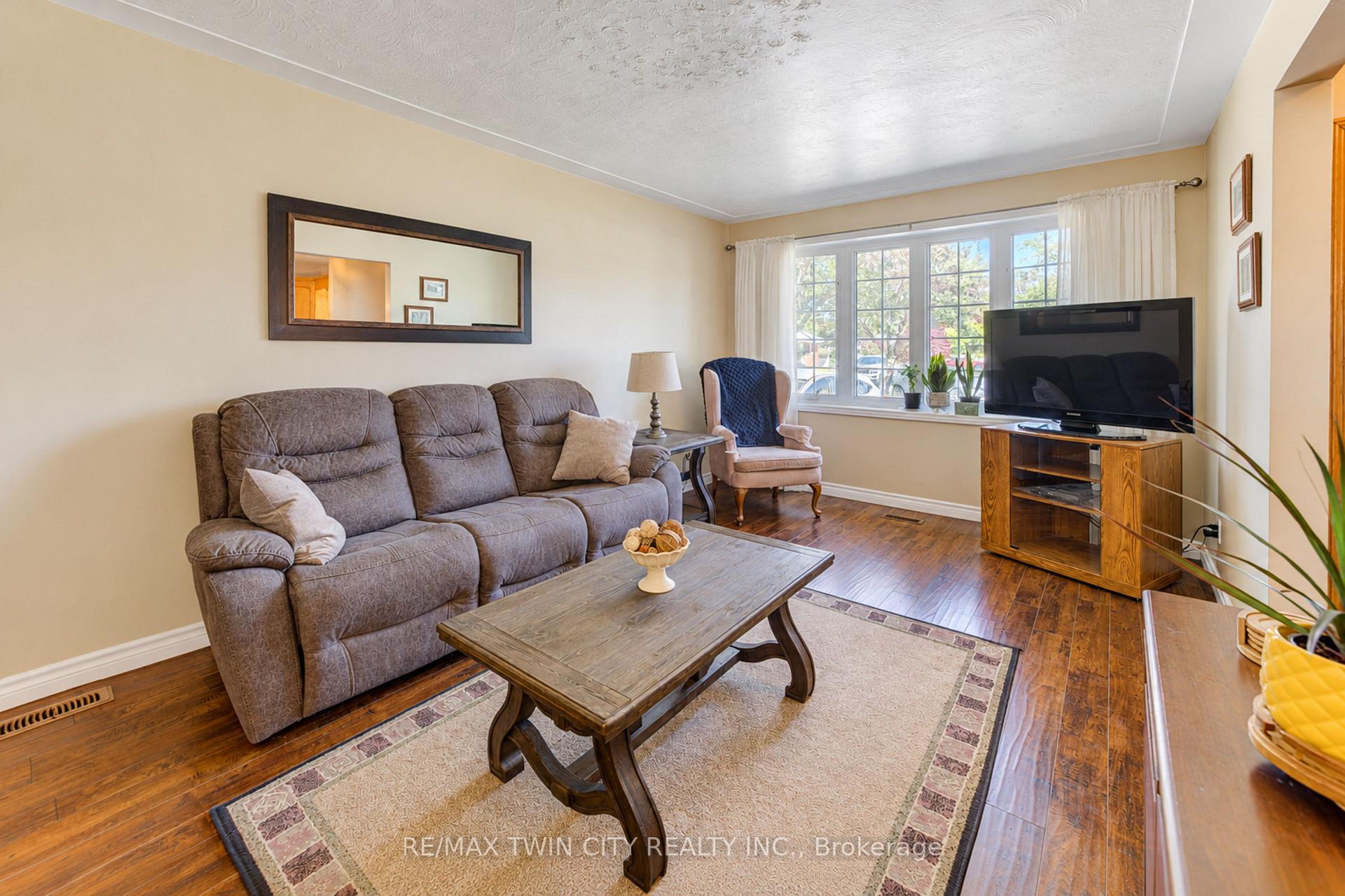 Photo 16 of 73 Belton Drive, Kitchener, Victoria Hills — HOMEH