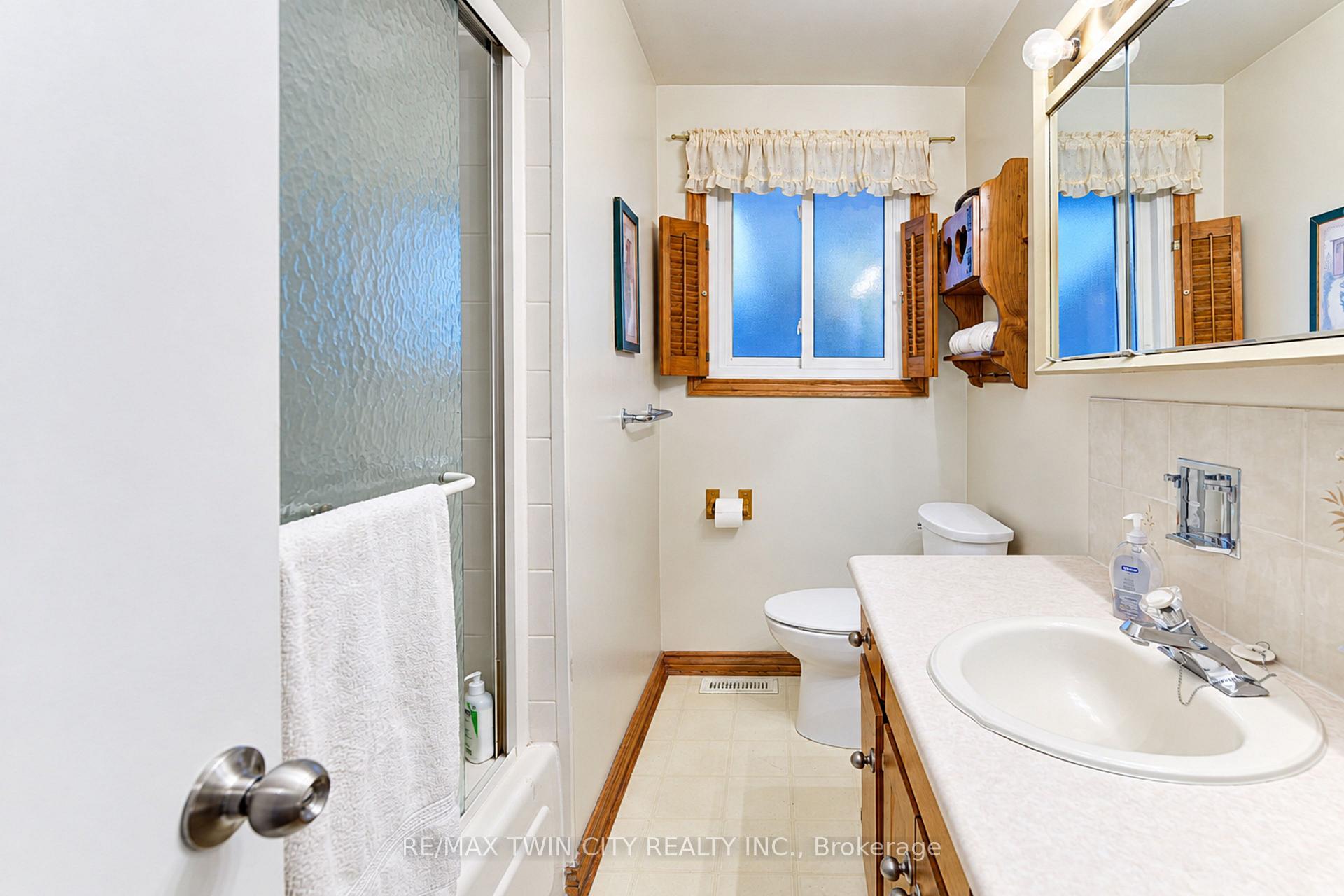Photo 25 of 73 Belton Drive, Kitchener, Victoria Hills — HOMEH