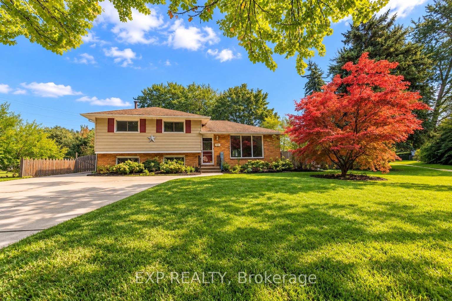 Photo 3 of 1085 Saint Laurent Drive, Sarnia — HOMEH