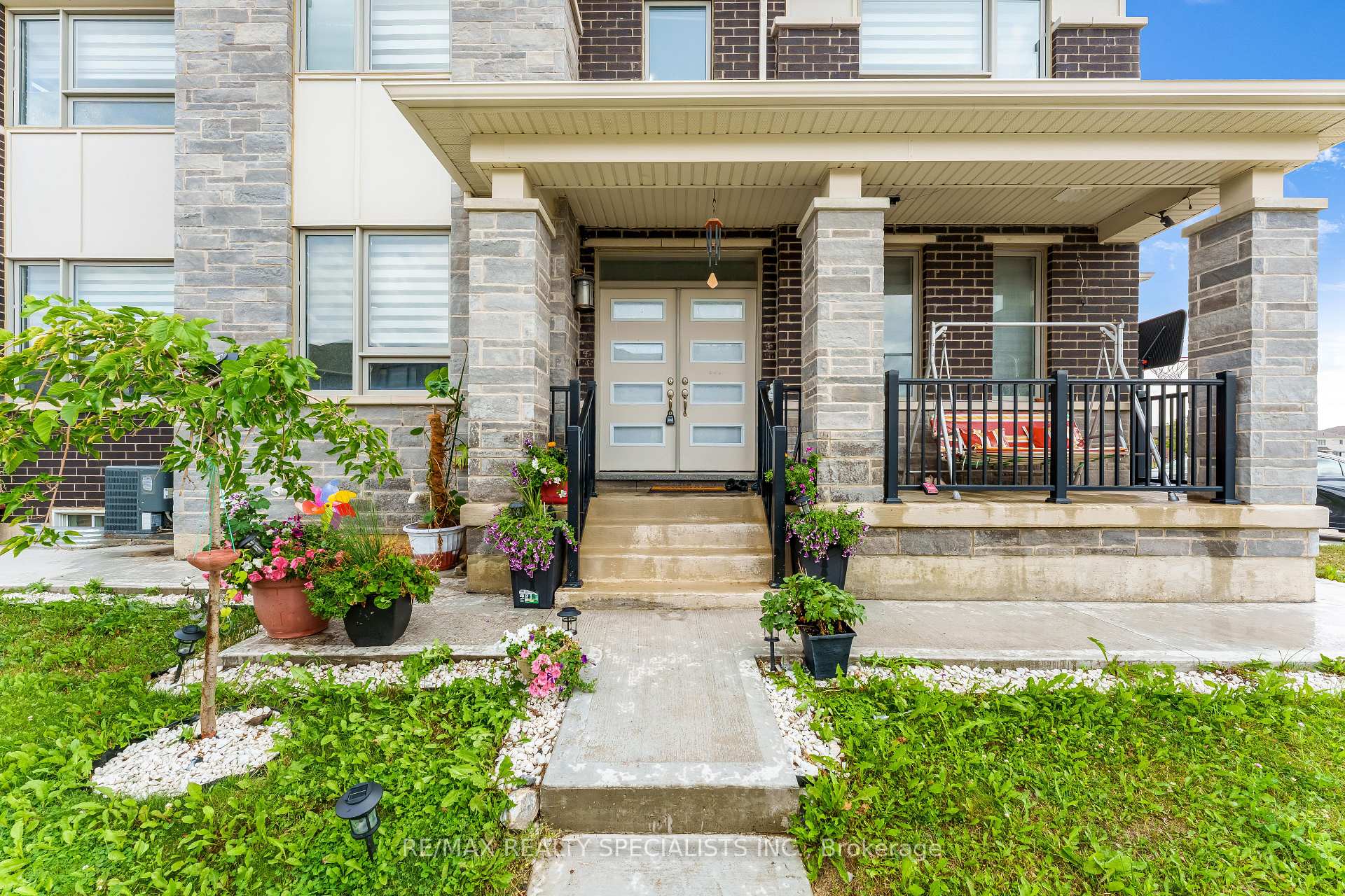 Photo 4 of 1 Boothill Drive, Brampton, Northwest Brampton — HOMEH
