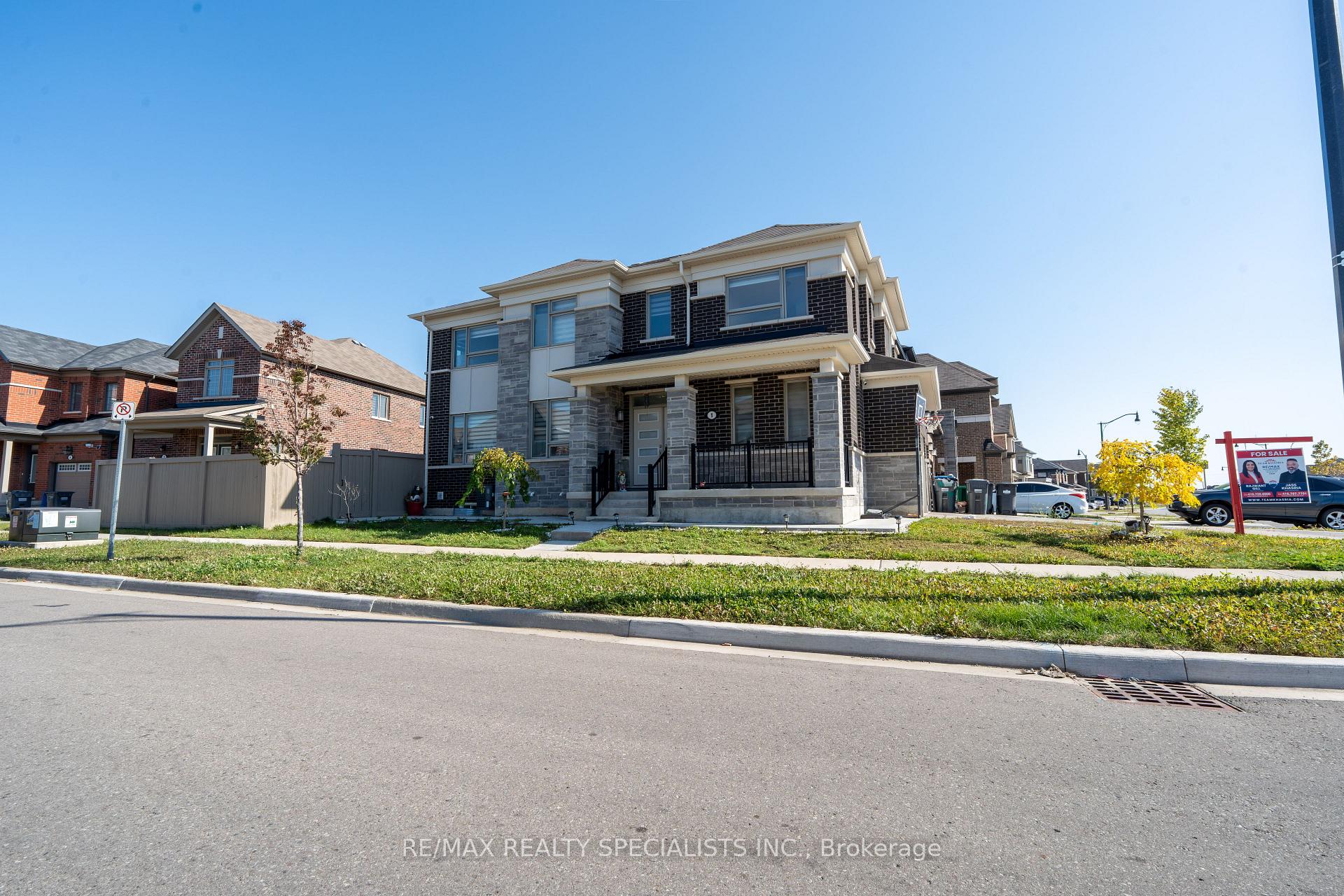 Photo 3 of 1 Boothill Drive, Brampton, Northwest Brampton — HOMEH