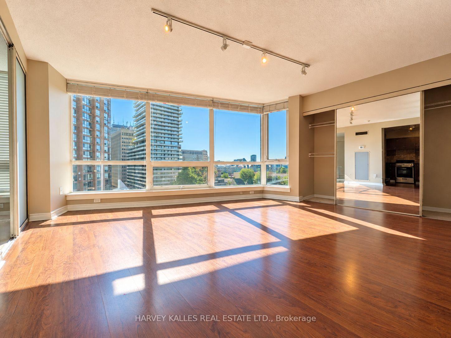 Photo of Unit 1010, 1055 Bay Street
