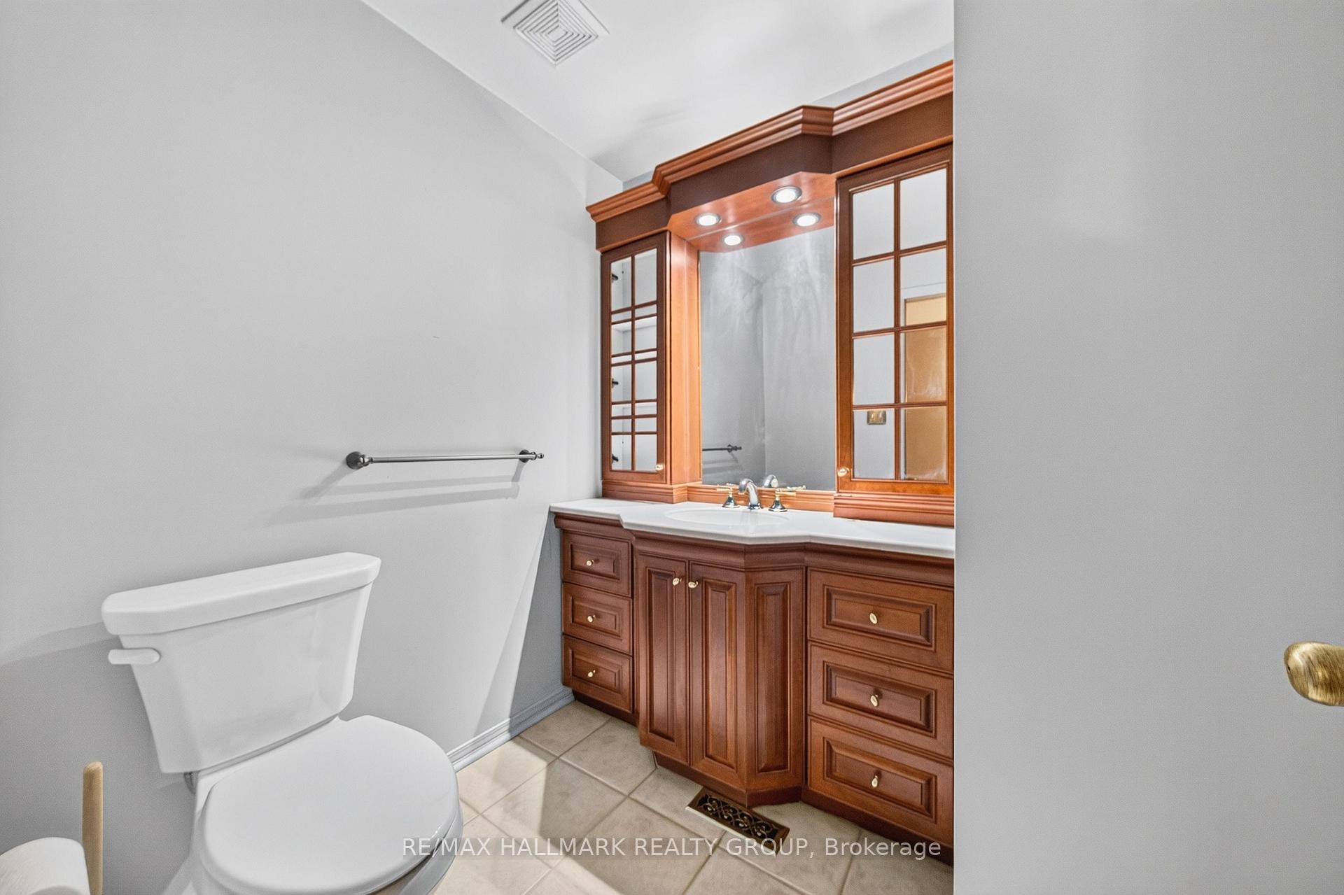 Photo 3 of 19 Fallow Court, Ottawa, Hunt Club Park/Greenboro — HOMEH