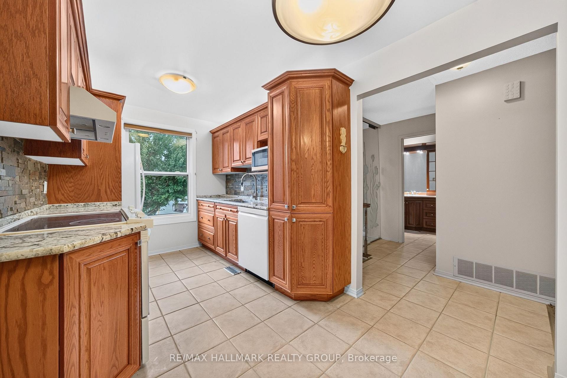 Photo 4 of 19 Fallow Court, Ottawa, Hunt Club Park/Greenboro — HOMEH