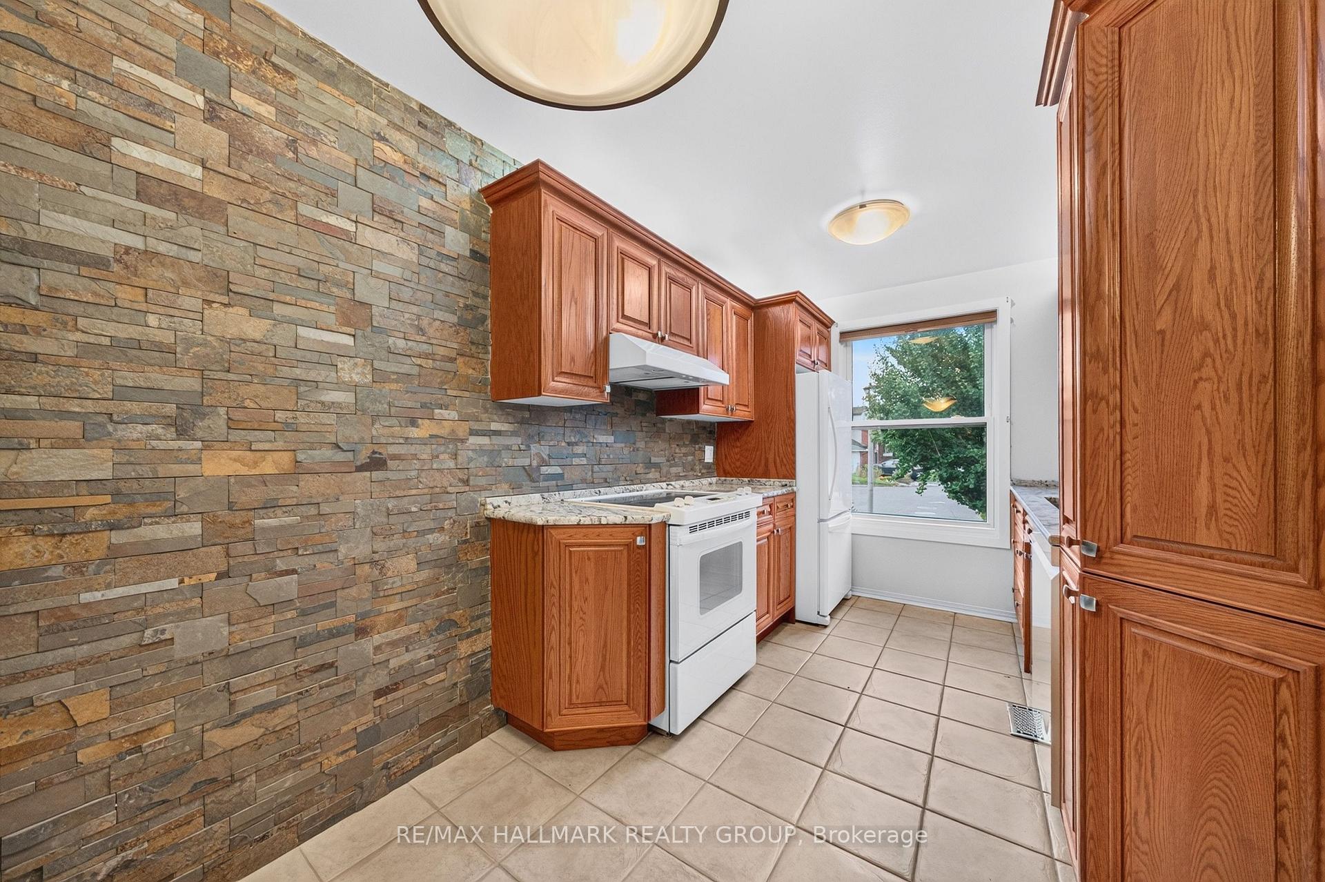 Photo 5 of 19 Fallow Court, Ottawa, Hunt Club Park/Greenboro — HOMEH