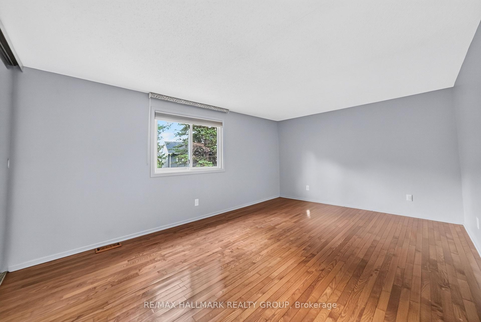 Photo 12 of 19 Fallow Court, Ottawa, Hunt Club Park/Greenboro — HOMEH