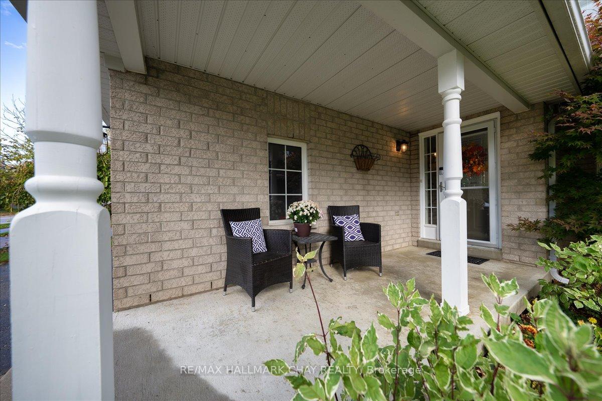 Photo 3 of 37 Joliette Place, Georgina, Keswick North — HOMEH