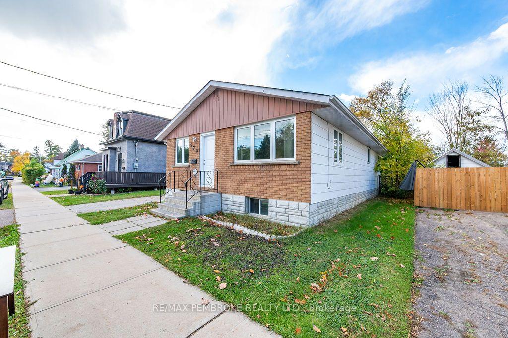 Photo 3 of 570 Moffat Street, Pembroke, Pembroke — HOMEH
