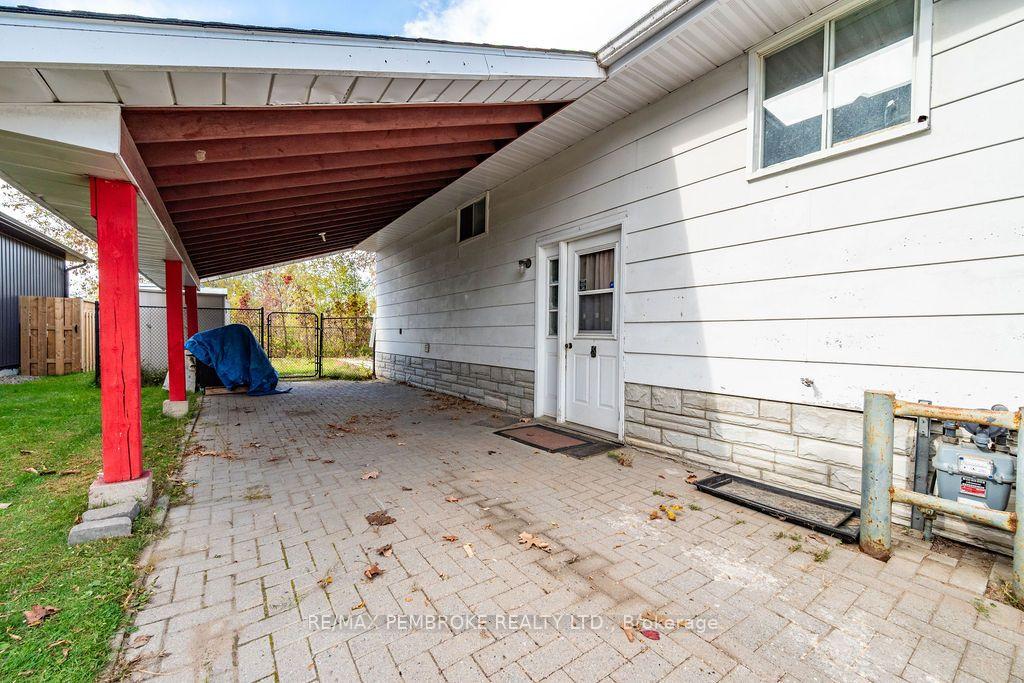 Photo 5 of 570 Moffat Street, Pembroke, Pembroke — HOMEH
