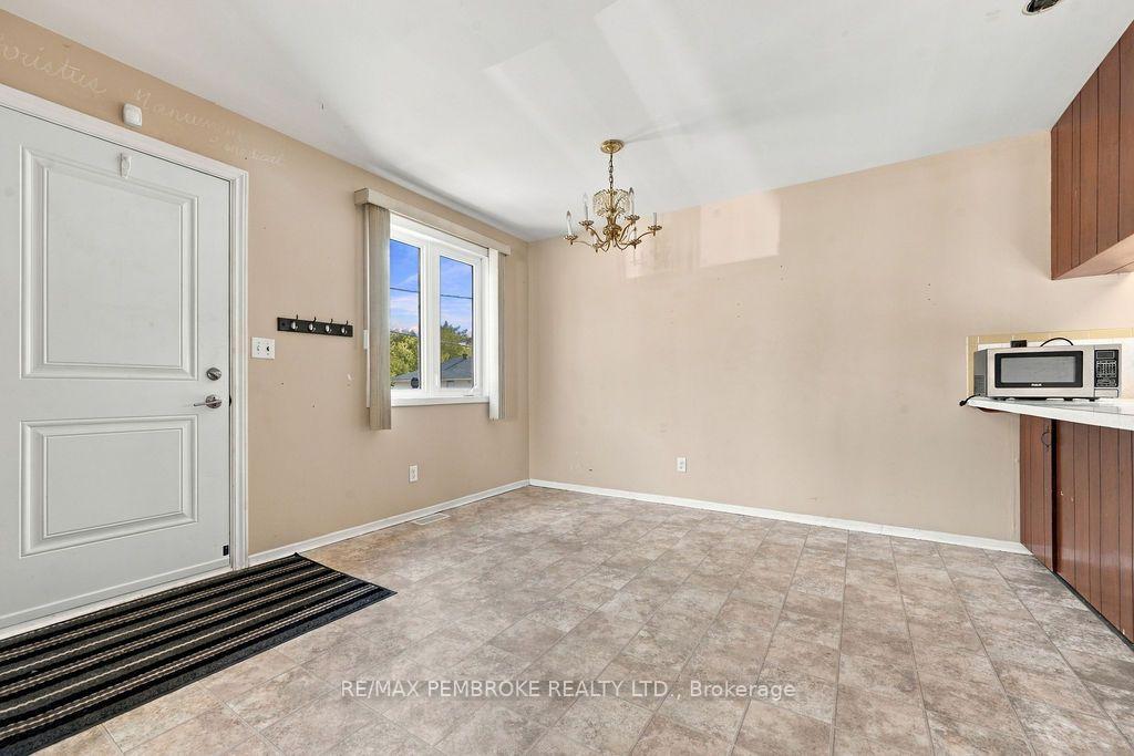 Photo 6 of 570 Moffat Street, Pembroke, Pembroke — HOMEH
