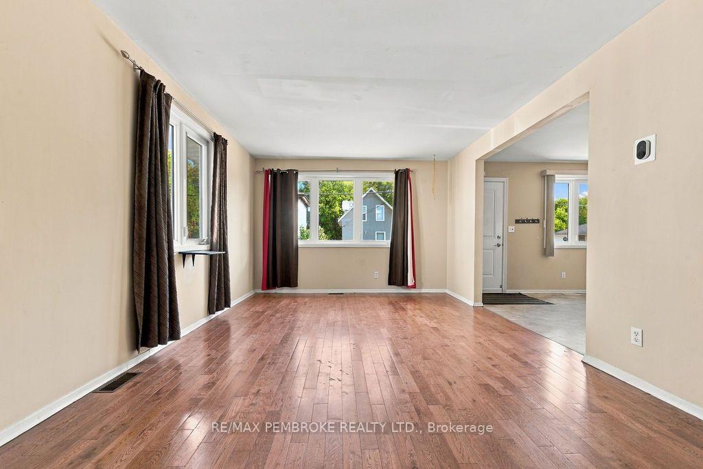 Photo 8 of 570 Moffat Street, Pembroke, Pembroke — HOMEH
